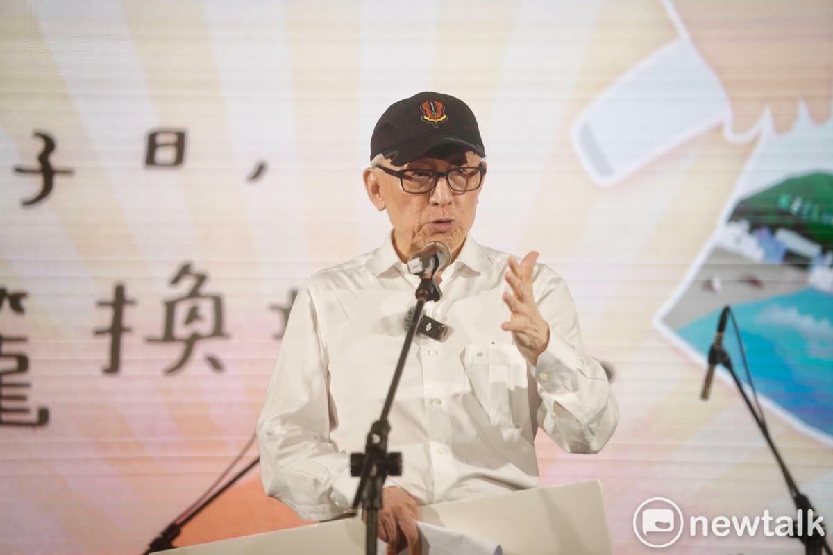 山海公民拆樑行動—罷免謝國樑在罷免投票前夕在基隆國民運動中心旁舉行「明仔日，雞籠換信義新衫」晚會，吸引數百位支持同意罷免謝國樑的民眾冒雨參加。圖為聯電創辦人曹興誠短講。 圖：張良一/攝