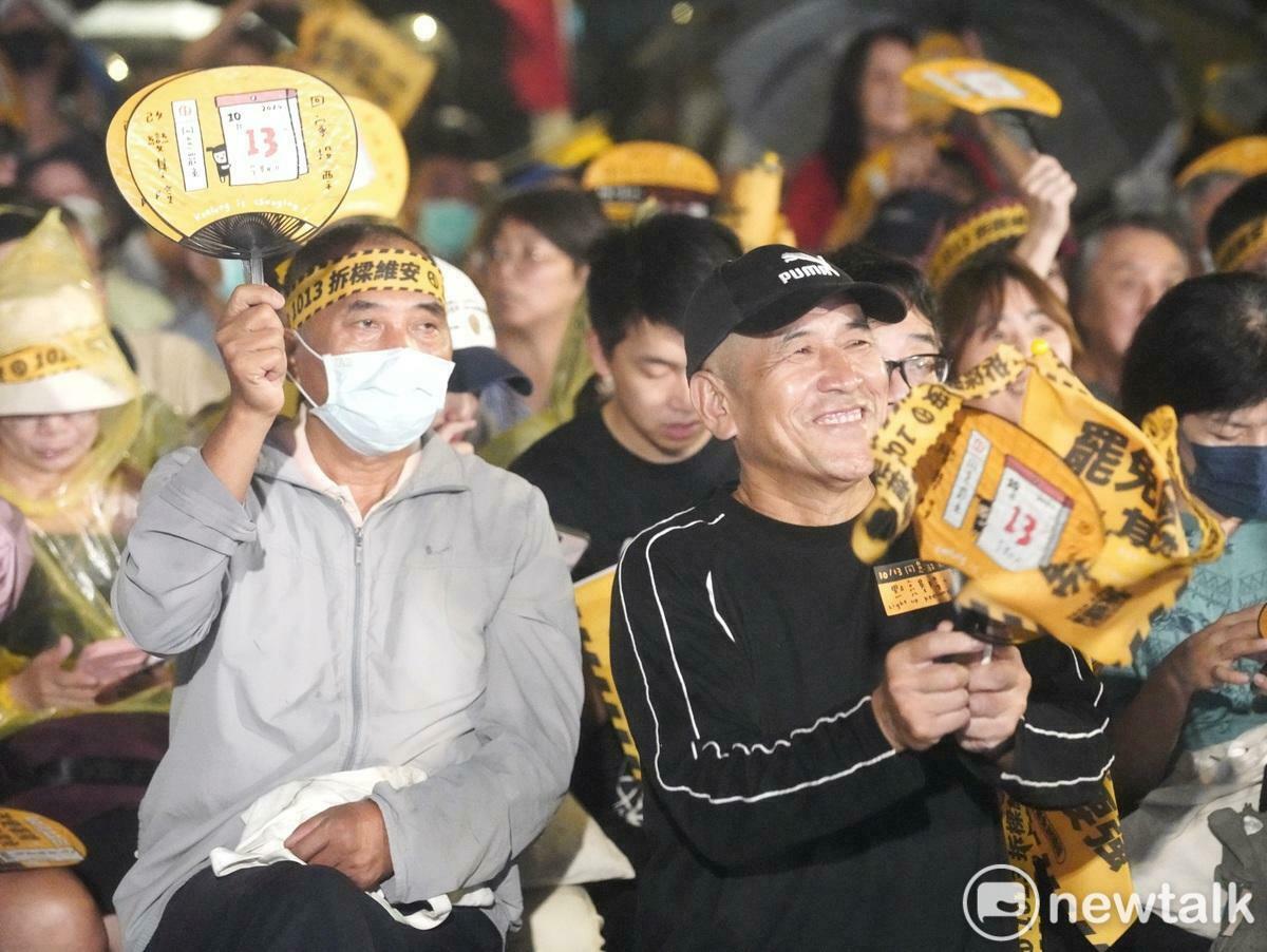 山海公民拆樑行動—罷免謝國樑在罷免投票前夕在基隆國民運動中心旁舉行「明仔日，雞籠換信義新衫」晚會，吸引數百位支持同意罷免謝國樑的民眾冒雨參加。 圖：張良一/攝