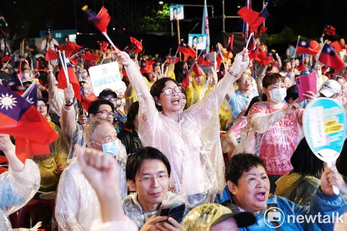 基隆市長謝國樑在罷免投票前夕在舊麵粉廠舉行「守護基隆 守護國會」晚會，吸引眾多基隆不同意罷免的市民參加。 圖：張良一/攝