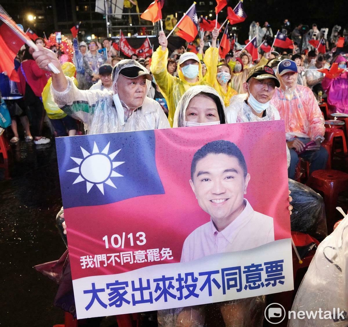 基隆市長謝國樑在罷免投票前夕在舊麵粉廠舉行「守護基隆 守護國會」晚會，吸引眾多基隆不同意罷免的市民參加。 圖：張良一/攝
