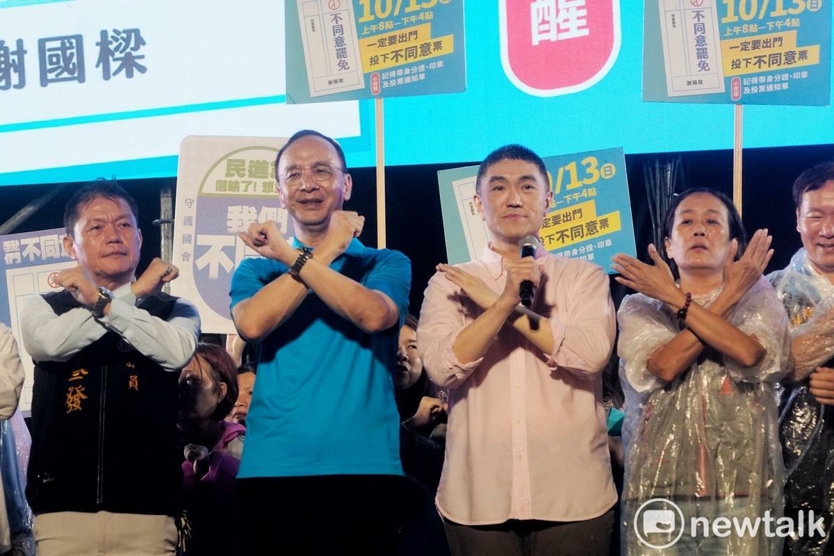 基隆市長謝國樑在罷免投票前夕在舊麵粉廠舉行「守護基隆 守護國會」晚會，吸引眾多基隆不同意罷免的市民參加。基隆市長謝國樑呼籲市民投下不同意爸免一票。 圖：張良一 / 攝（資料照）