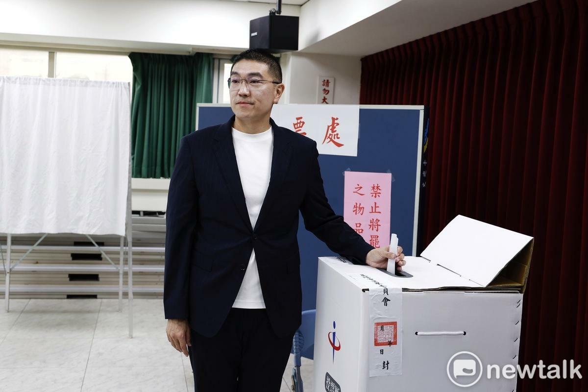 基隆市長謝國樑在基隆市長罷免案投票。 圖：張良一 / 攝