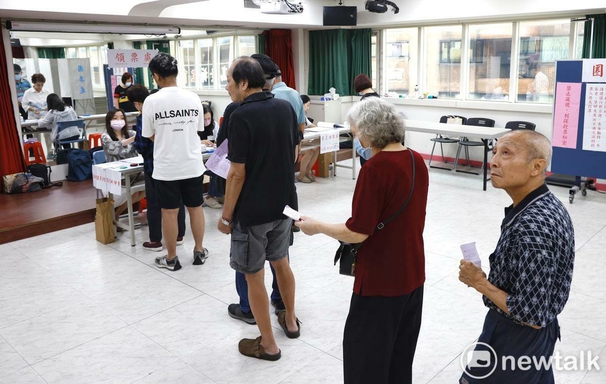基隆市民在基隆市長罷免案排隊投票。（示意圖，非該案發生人及投票所） 圖：張良一 / 攝