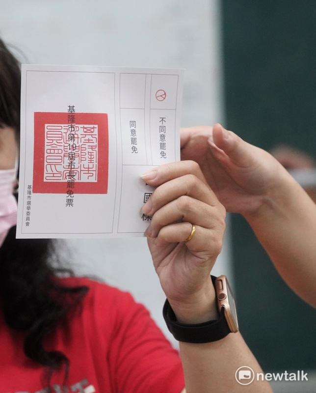 基隆市長謝國樑罷免案下午四點投票結束後隨即進行開票作業。 圖：張良一 / 攝