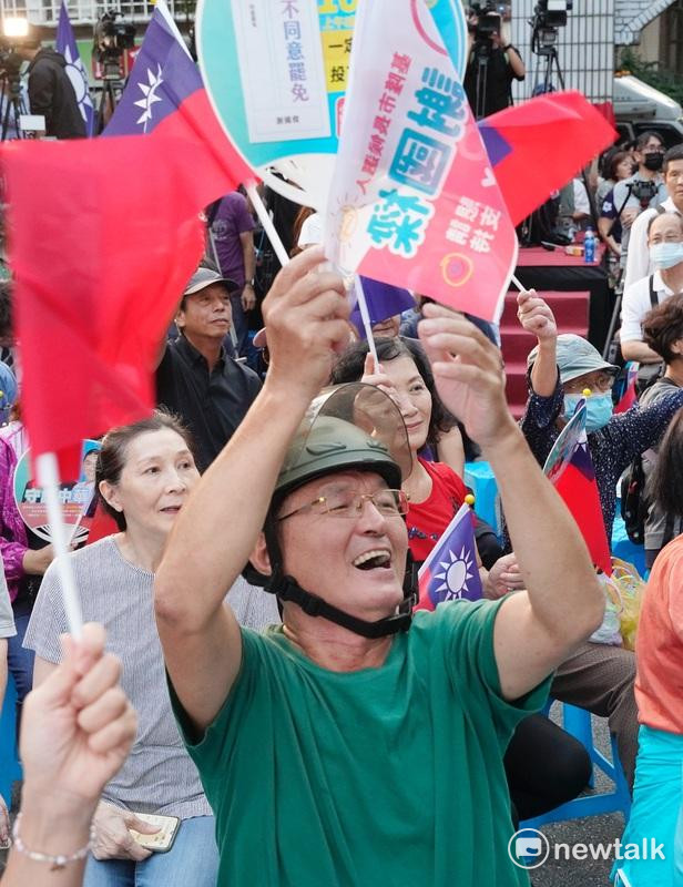 基隆市長謝國樑罷免案下午四點投票結束後隨即進行開票作業。不同意罷免票數一路領先同意罷免票數。圖爲不同意罷免的民眾在國民黨基隆市黨部前顯得相當開心。 圖：張良一/攝
