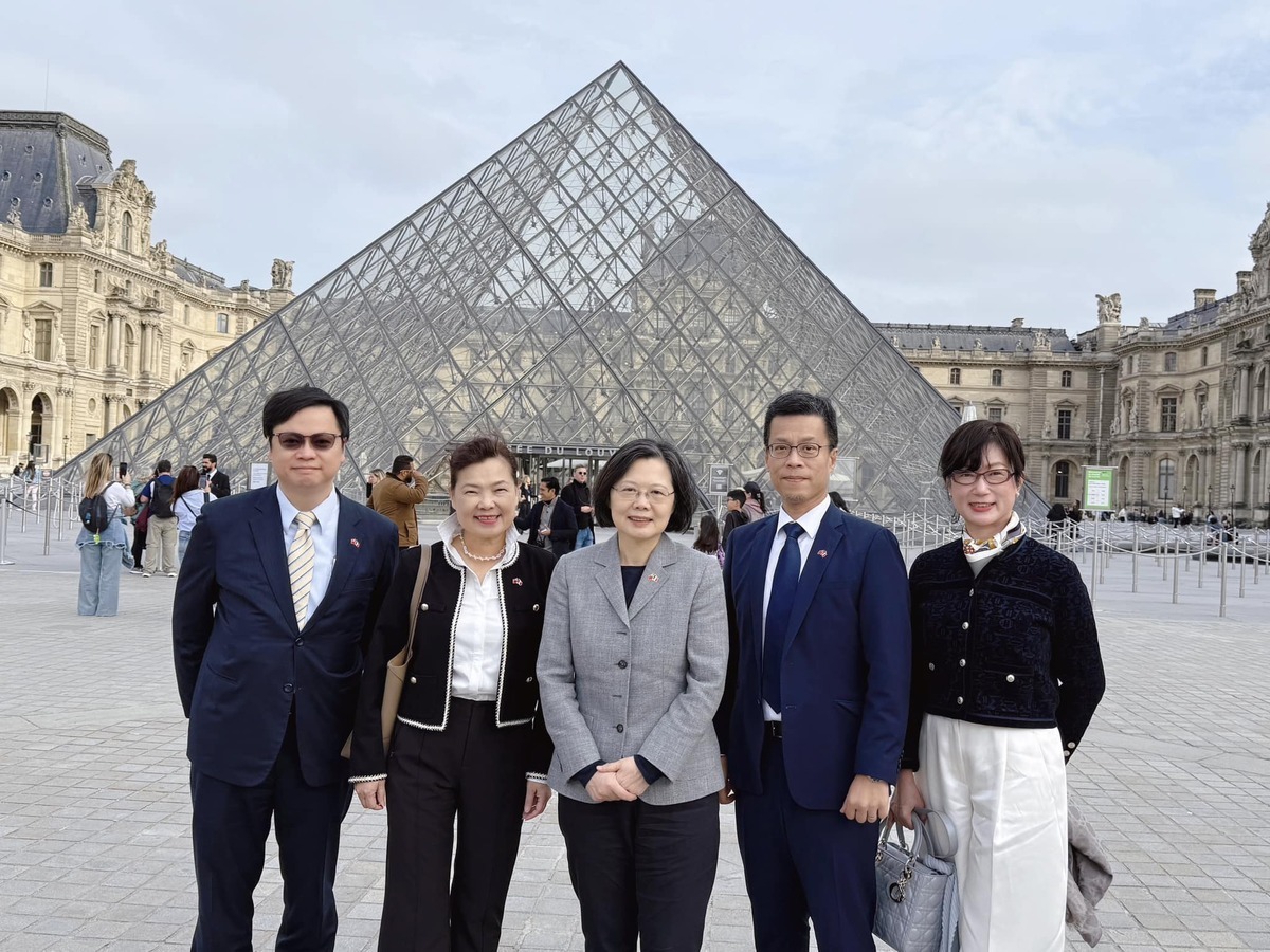 前總統蔡英文抵達巴黎羅浮宮。 圖：翻攝自蔡英文臉書