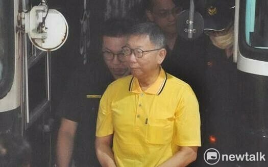 柯文哲透過掌上電視關注輿情 律師曝：柯至少有三次涉嫌隔空串證跡象