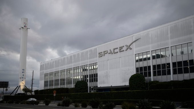 SpaceX（SPCX）原定於美東時間周四（17 日）進行「星艦」火箭第 13 次測試飛行，但就在發射前數分鐘中止升空程序。 圖：擷取自 X