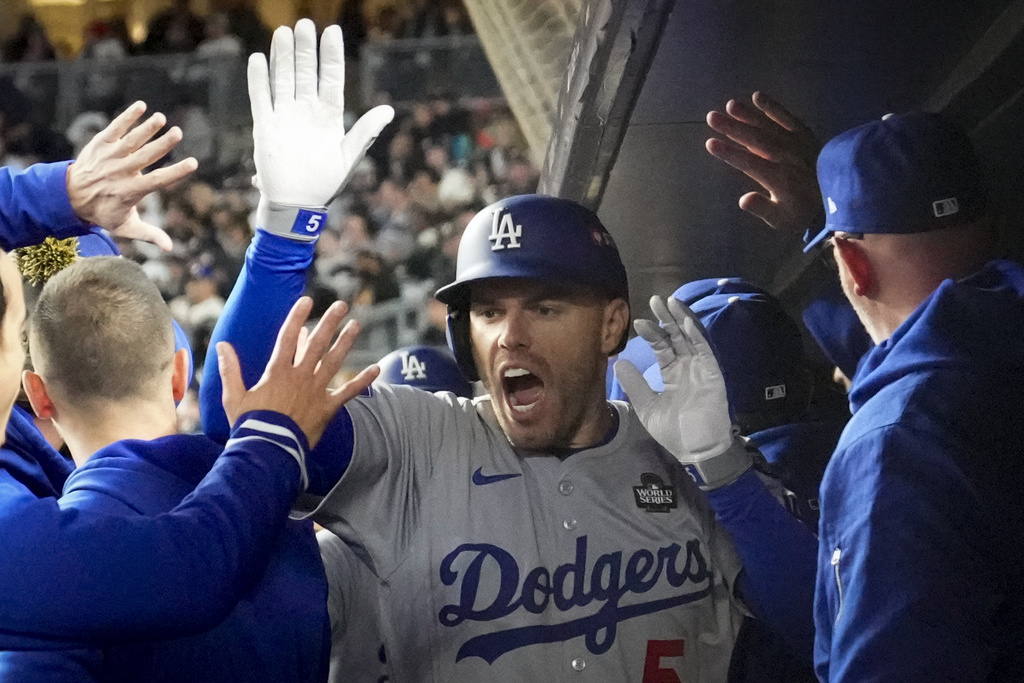 道奇今（29）日在世界大賽G3，又靠弗里曼第一局（Freddie Freeman）「開火」轟出兩分砲，助球隊贏球。 圖：達志影像／美聯社