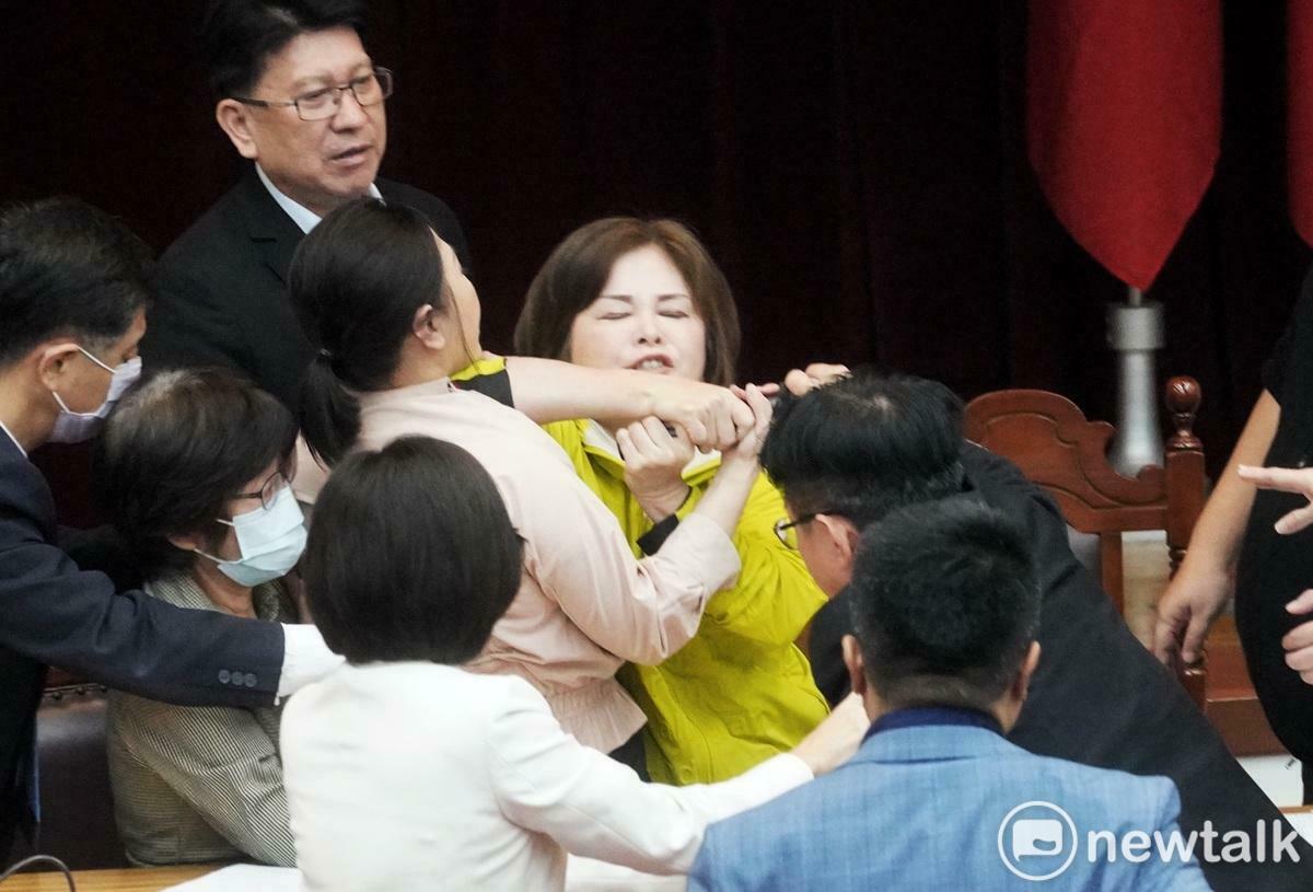 立法院財政委員為財政收支劃分法修正案爭吵不休，國民黨立委李彥秀上前想搶民進黨召委賴惠員（圖中）的麥克風。 圖：張良一/攝