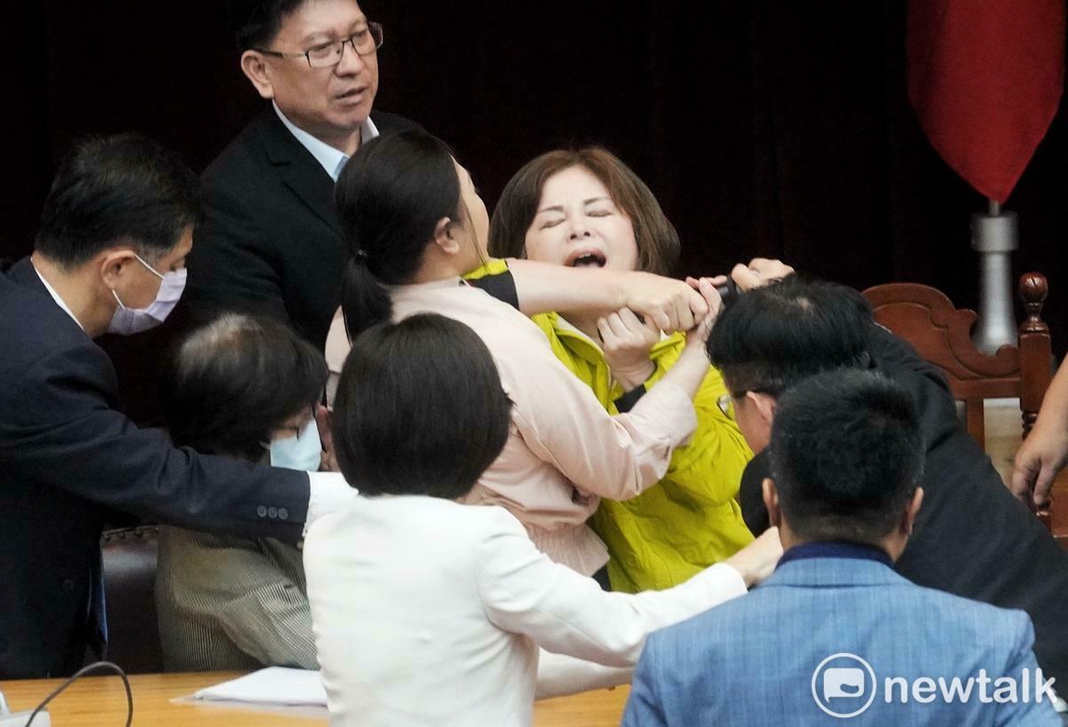 立法院財政委員為財政收支劃分法修正案爭吵不休，民進黨召委賴惠員宣布休息時，國民黨立委衝向主席台搶奪賴手上的麥克風。 圖：張良一/攝