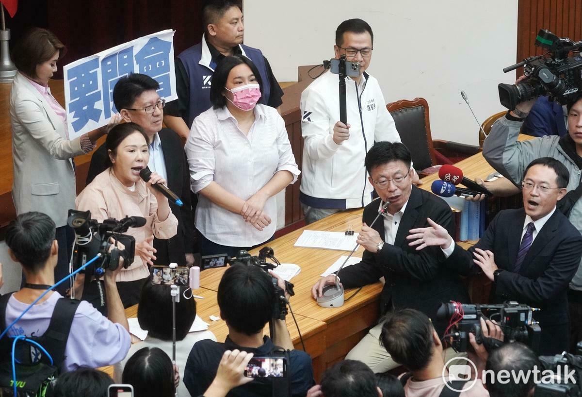 立法院財政委員為財政收支劃分法修正案爭吵不休，民進黨召委賴惠員宣布休息時，朝野立委持續爭鋒相對。 圖：張良一/攝