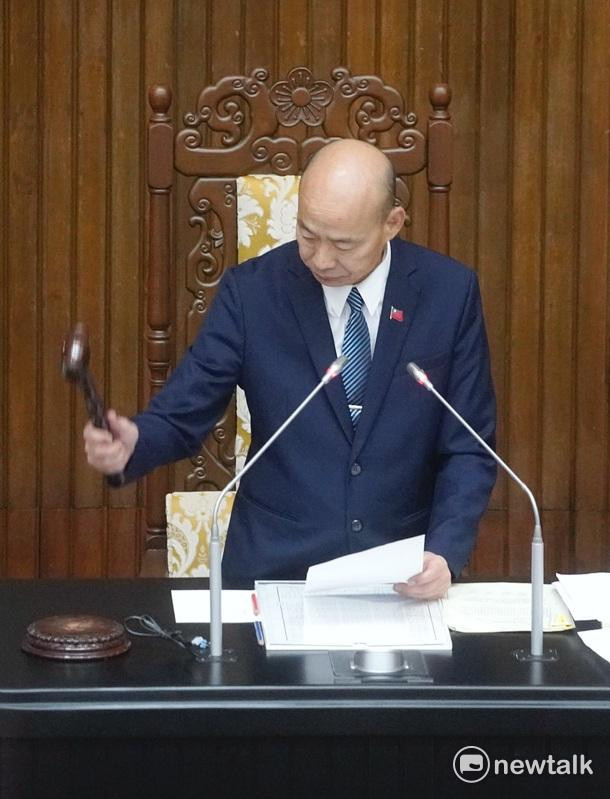 立法院長韓國瑜今（15）天上午在院會敲槌三讀通過國家通訊傳播委員會組織法第十六條修正案。 圖：張良一/攝（資料照）