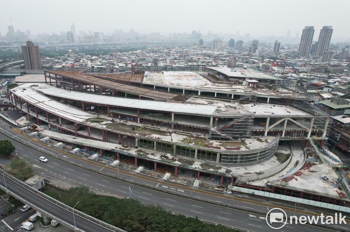 第一果菜及萬大魚類批發市場改建工程，圖為正在興建中的魚果市場大樓外觀。 圖：張良一/攝