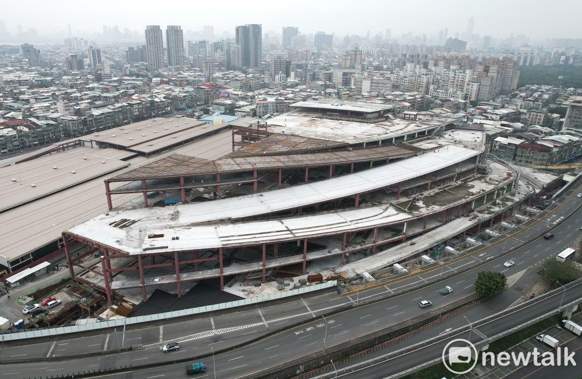 第一果菜及萬大魚類批發市場改建工程，圖為正在興建中的魚果市場大樓外觀。 圖：張良一/攝