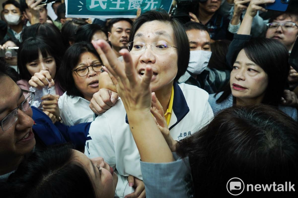 國民黨籍內政召委徐欣瑩強調，16日內政委員會門是開著，沒阻擋民進黨進來開會。 圖：張良一／攝（資料照）