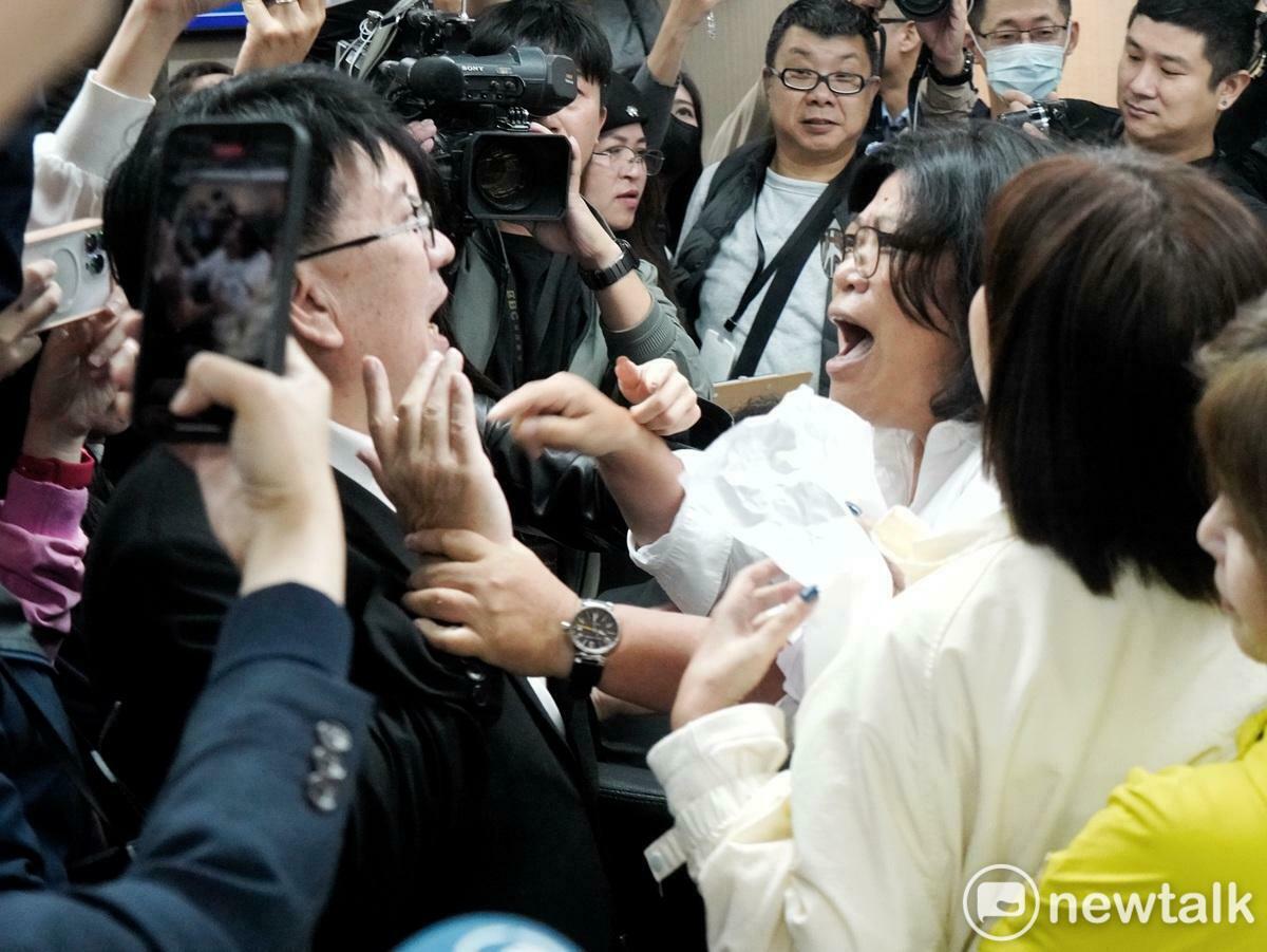多位民進黨立委上午在內政委員會抗議國民黨籍召委徐欣瑩變更議程，排審「公職選罷法修正草案」，雙方一早就爆發推擠衝突。 圖：張良一/攝