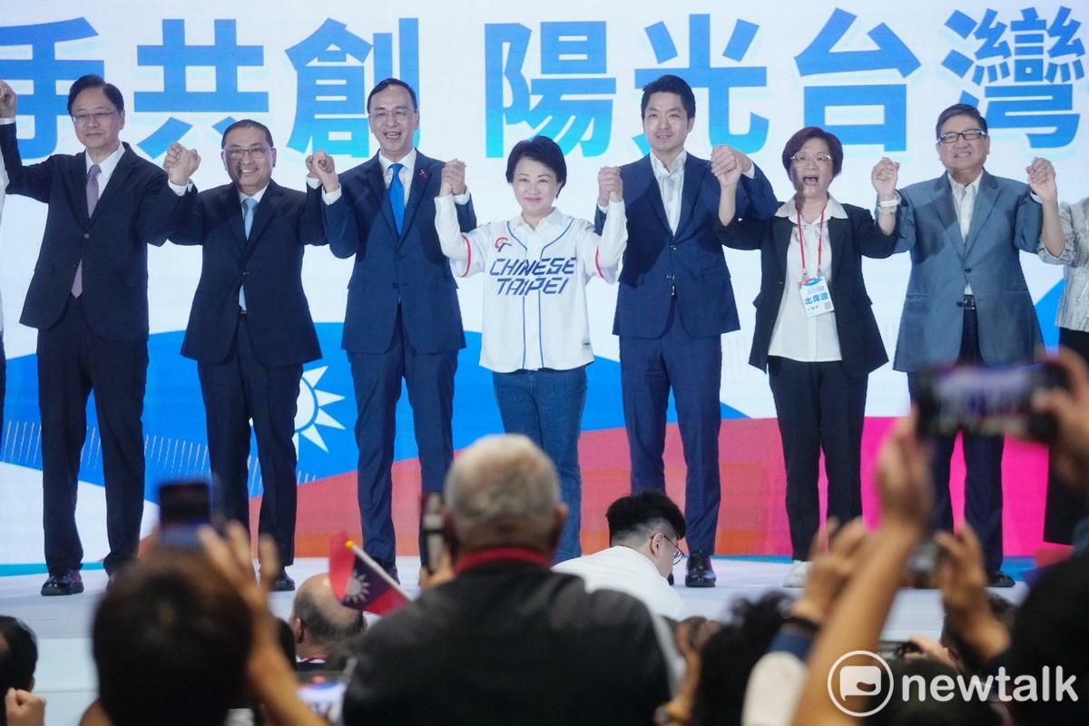 國民黨主席朱立倫在國民黨130週年黨慶大會上，和執政的台北市長蔣萬安、新北市長侯友宜、台中市長盧秀燕等縣市長一起呼口號。 圖：張良一/攝