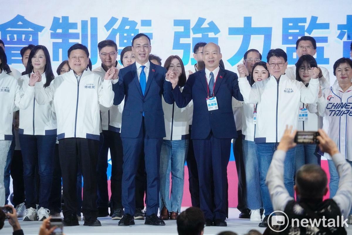 國民黨主席朱立倫、立法院長韓國瑜和國民黨立委在國民黨130週年黨慶大會上一起握手合影。 圖：張良一/攝