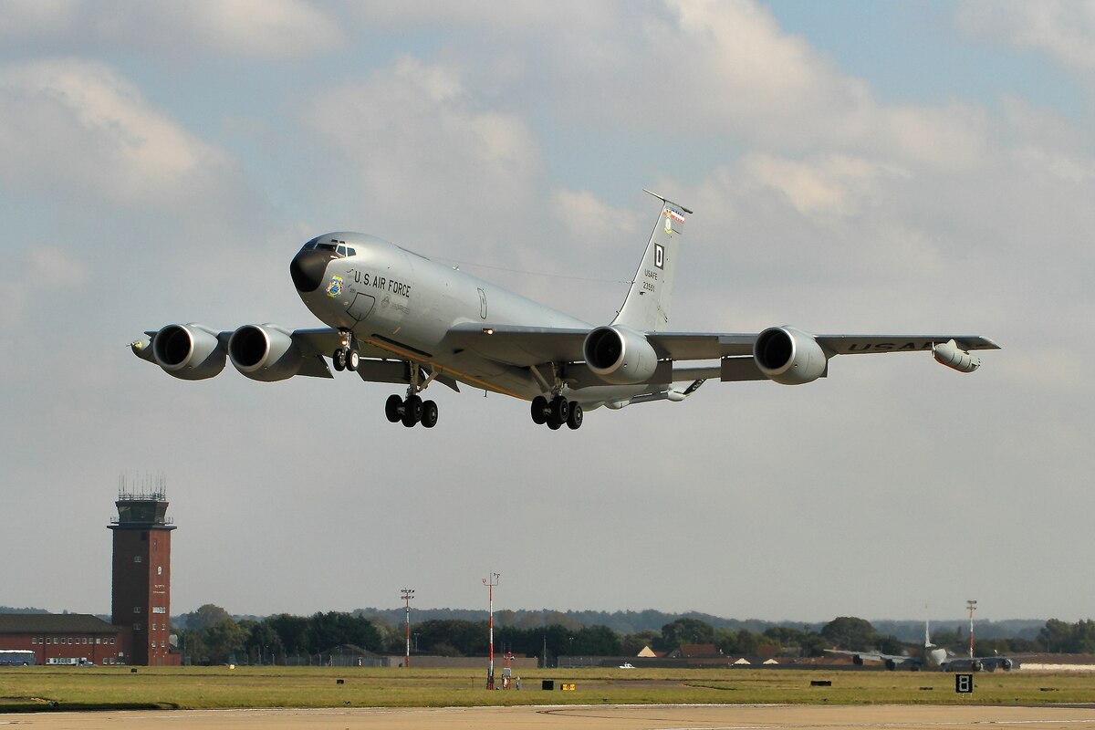 英國皇家空軍米爾登霍爾空軍基地的一架波音KC-135R 平流層加油機。 圖：Wikipedia