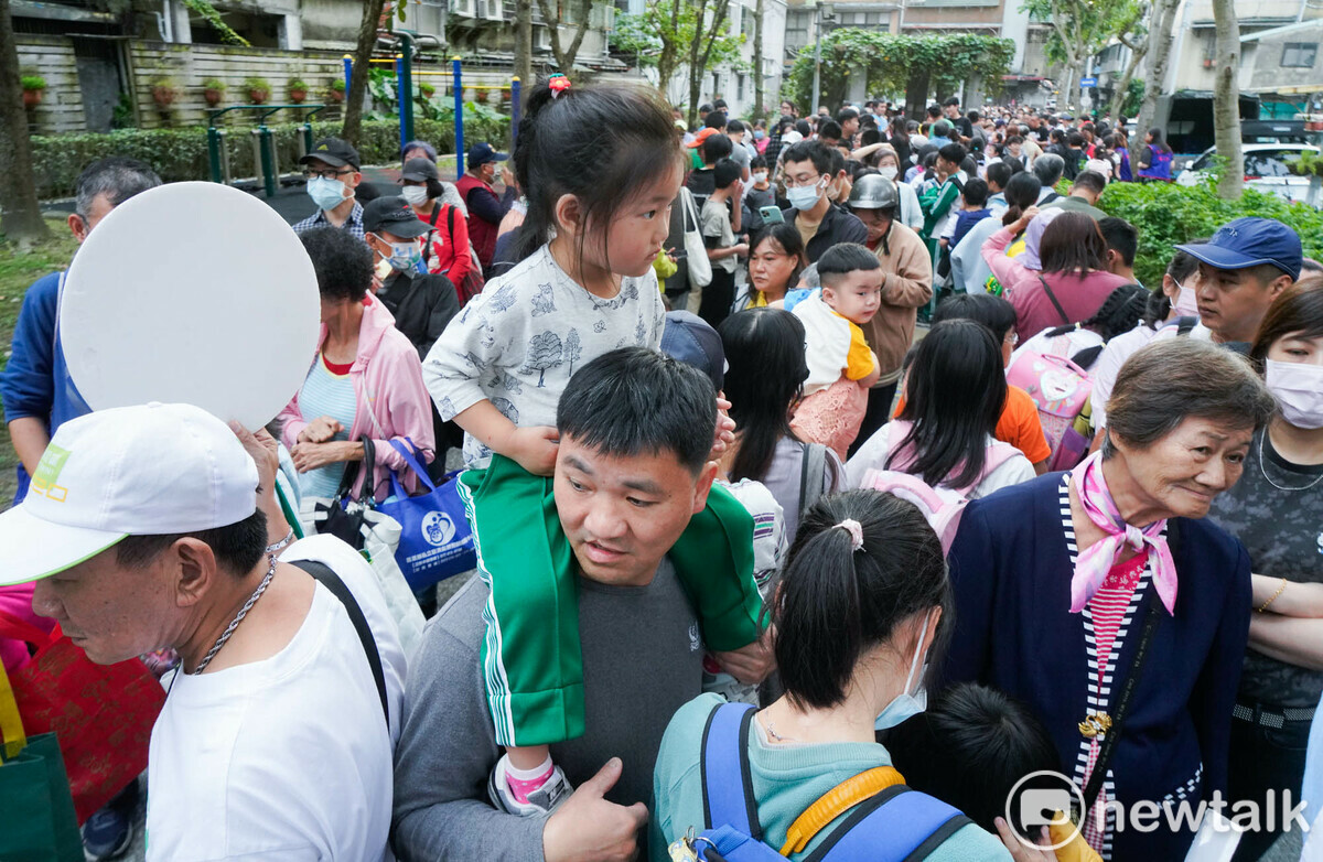 台灣隊在世界12強棒球錦標賽台日冠軍爭霸戰力克強敵日本隊勇奪冠軍，為此，民進黨籍北市萬華中正立委吳沛憶在其選區內的東園國小外發放400杯珍珠奶茶，慶祝台灣隊奪冠，由於人潮太過踴躍，原訂發放400 杯珍奶，再加碼200杯珍奶。 圖：張良一/攝
