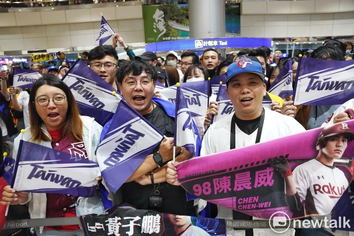 勇奪世界12強棒球錦標賽冠軍的台灣隊今晚凱旋歸國，上千名台灣隊粉絲拿著各式挺球員的手舉牌、毛巾在晚上七點之前已塞滿桃園機場的接機大廳，在準備迎接台灣英雄歸來的同時也不停的喊著TEAM TAIWAN口號，炒熱現場氣氛。 圖：張良一/攝