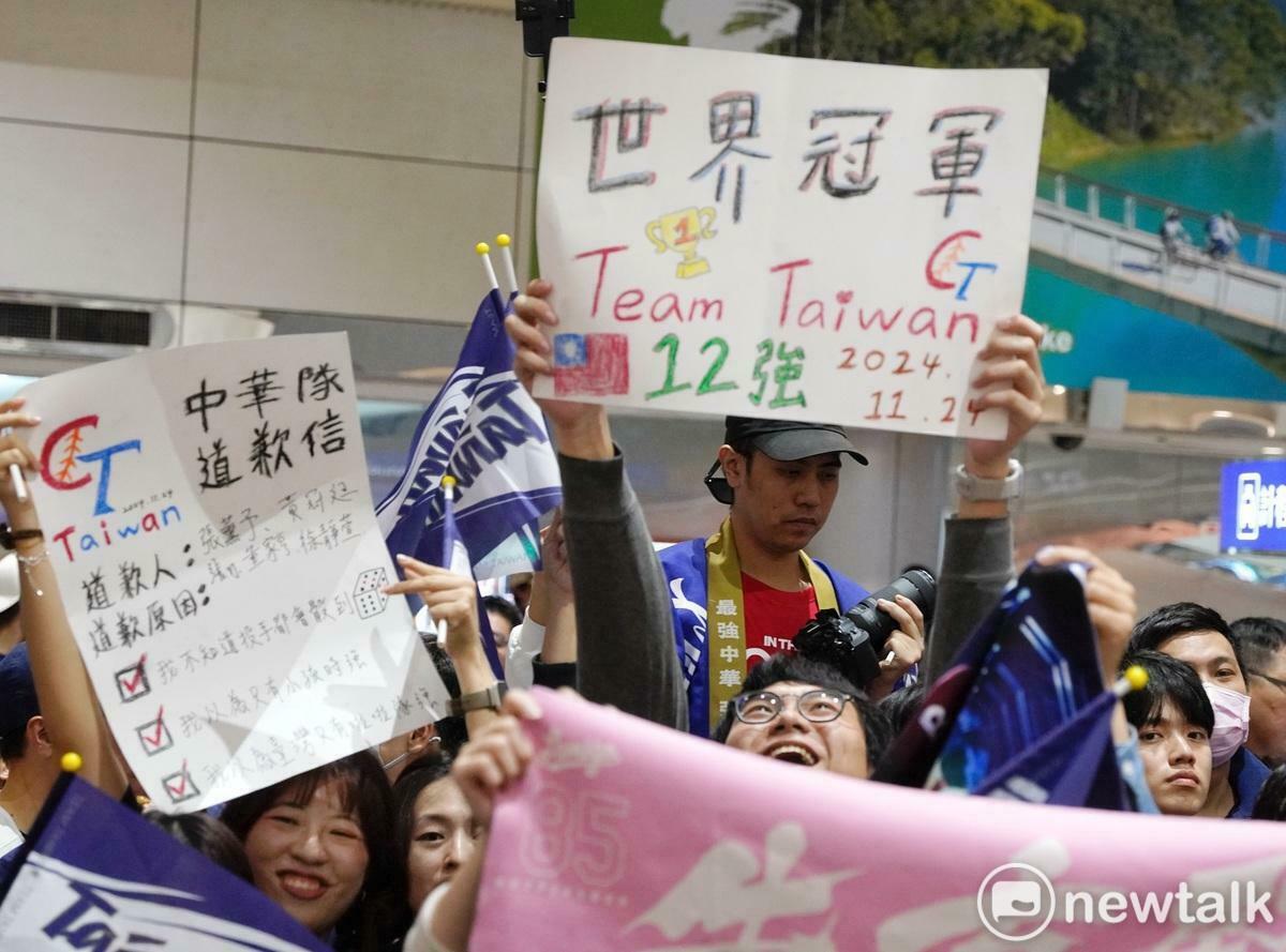 勇奪世界12強棒球錦標賽冠軍的台灣隊今晚凱旋歸國，上千名台灣隊粉絲拿著各式挺球員的手舉牌、毛巾在晚上七點之前已塞滿桃園機場的接機大廳，在準備迎接台灣英雄歸來的同時也不停的喊著TEAM TAIWAN口號，炒熱現場氣氛。 圖：張良一/攝