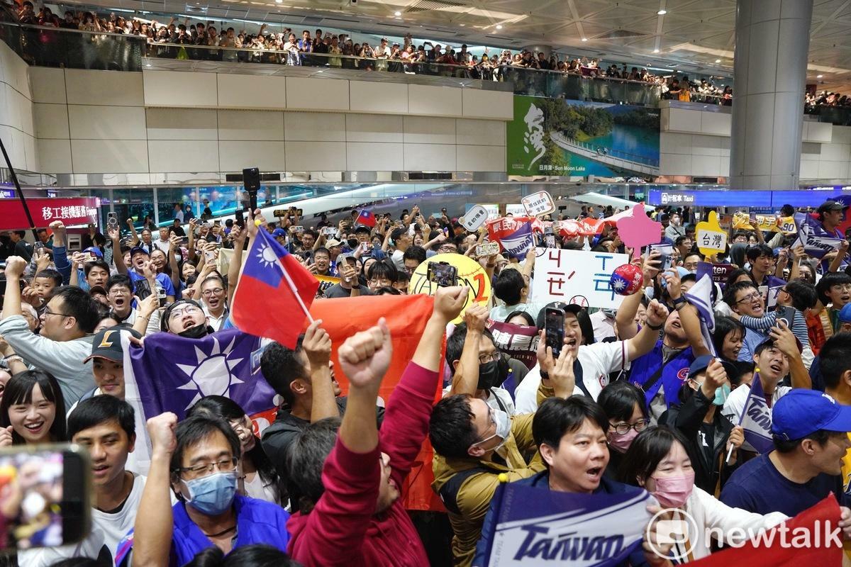 12強台灣隊返抵國門，大批國人前往接機，歡迎台灣英雄凱旋歸國。 圖：張良一攝