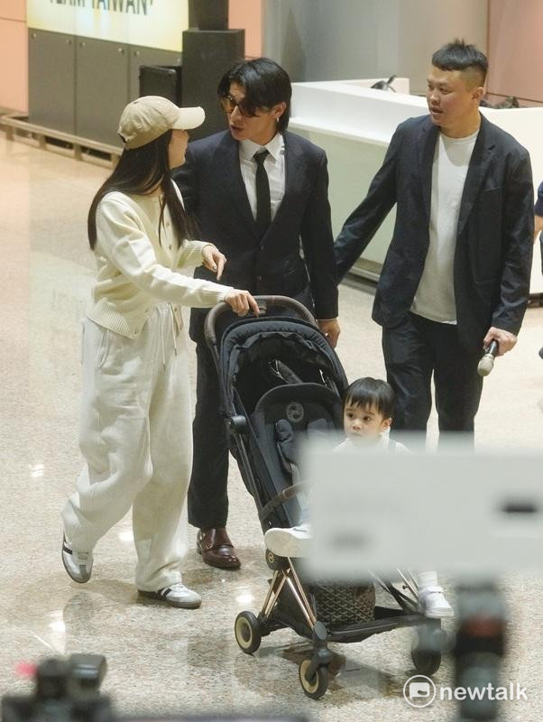 台灣隊長陳傑憲陪同夫人和兒子一起離開機場，有球迷開玩笑的說，你的老婆找到了！ 圖：張良一/攝