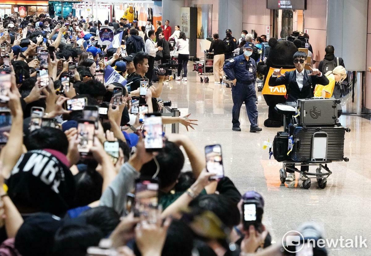 台灣隊隊職員返抵國門，受到球迷熱情的歡迎。 圖：張良一/攝