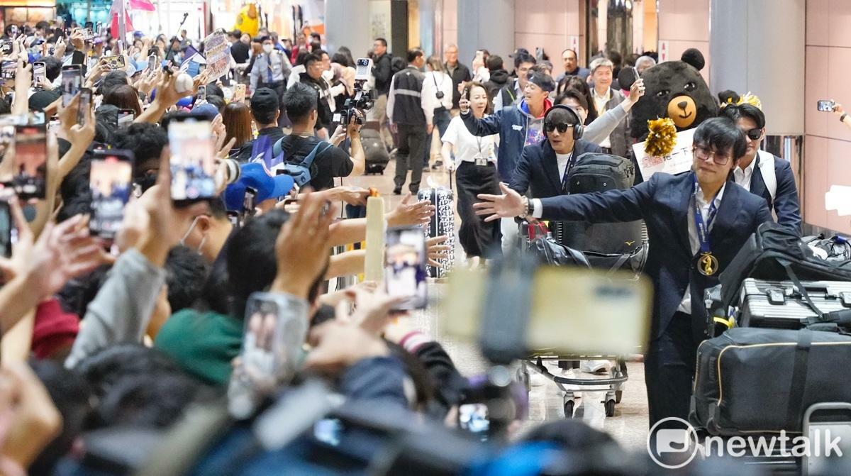 台灣隊球員陳冠宇等人返抵國門時，受到球迷熱情的歡迎。 圖：張良一/攝