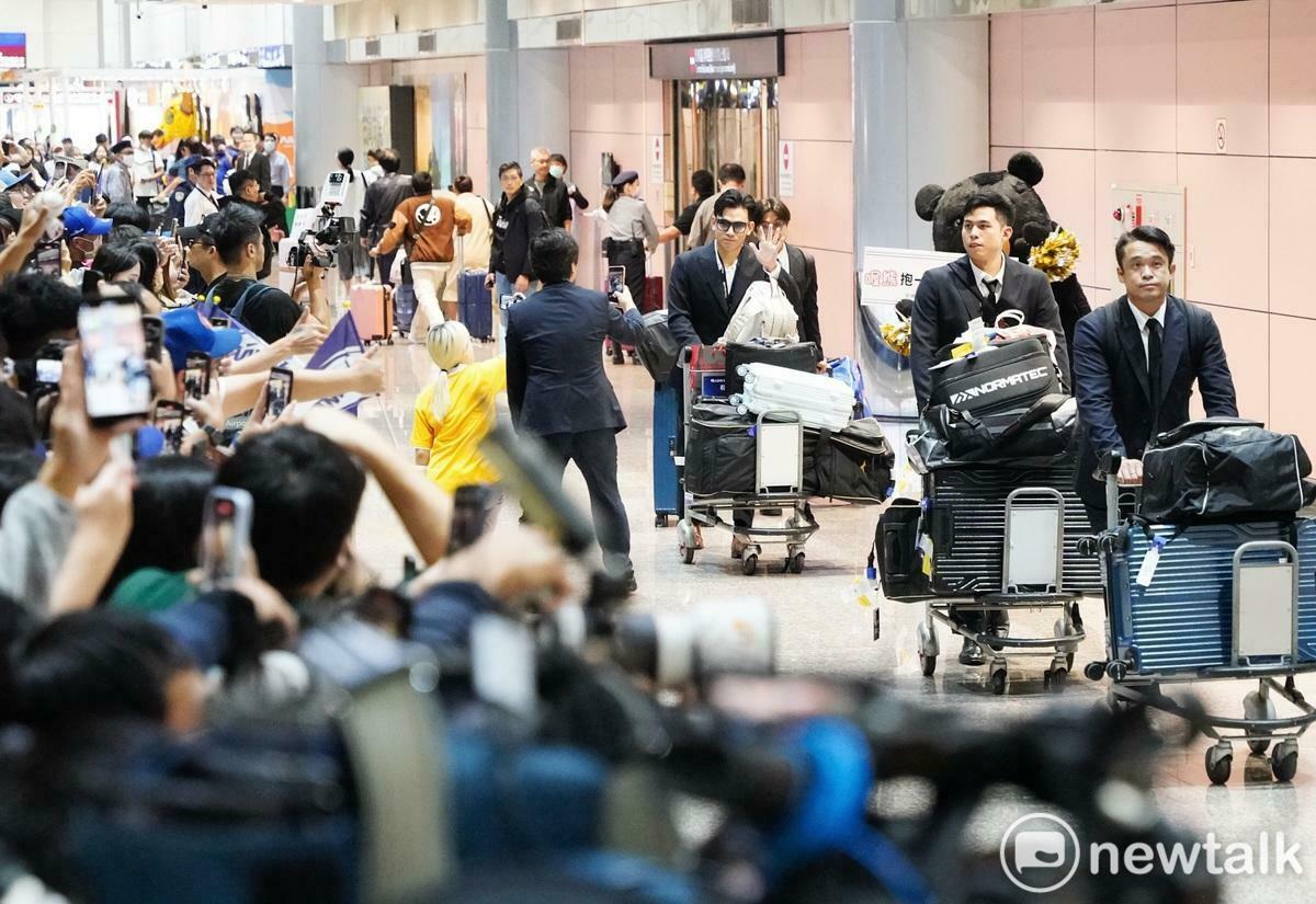 臺灣隊隊職員返抵國門，受到球迷熱情的歡迎。 圖：張良一/攝