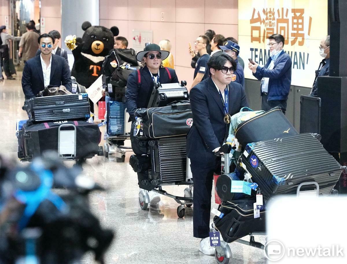 台灣隊球員林家正、吉力吉撈鞏冠等人返抵國門，受到球迷熱情的歡迎。 圖：張良一/攝
