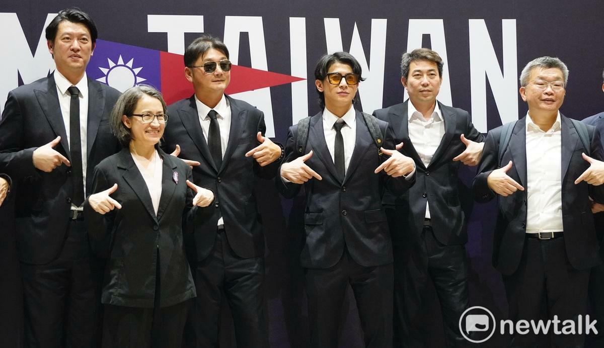 副總統蕭美琴、台灣隊長陳傑憲、投手教練王建民和總教練曾總等人一起比出看不見的台灣的手勢。 圖：張良一/攝