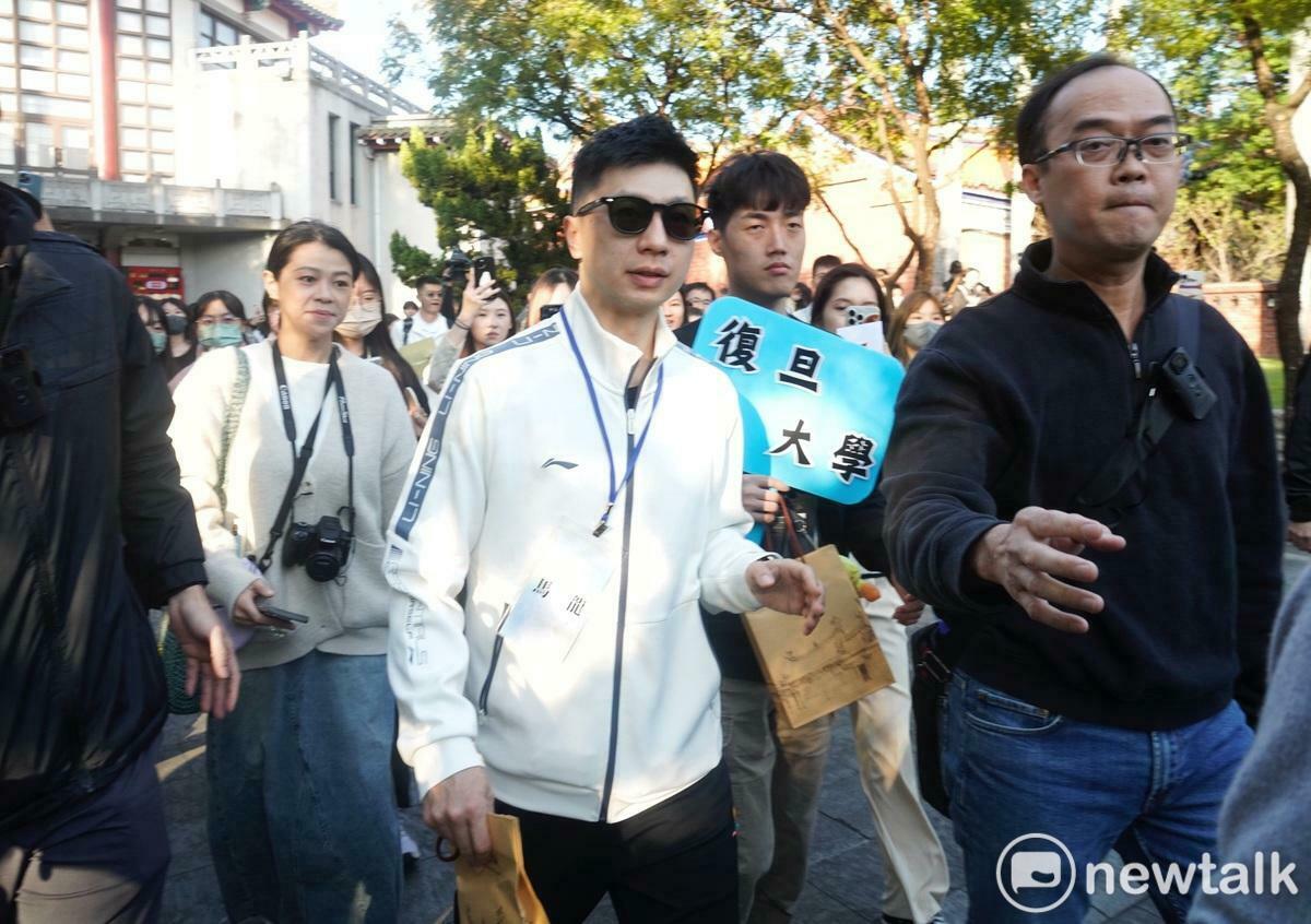 中國桌球奧運金牌選手馬龍隨中國學生訪問團採訪台北市孔廟。 圖：張良一/攝