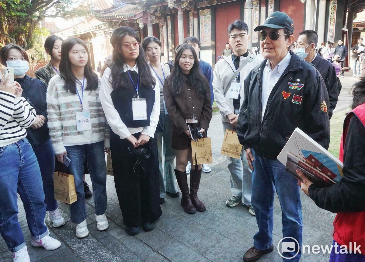 圖為前總統馬英九陪同中國學生訪問團參觀台北市孔廟。 圖：張良一/攝