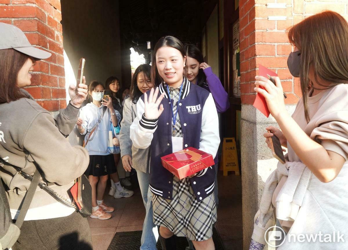 中國奧運射擊金牌選手楊倩參觀台北市孔廟時向粉絲揮手致意。 圖：張良一/攝
