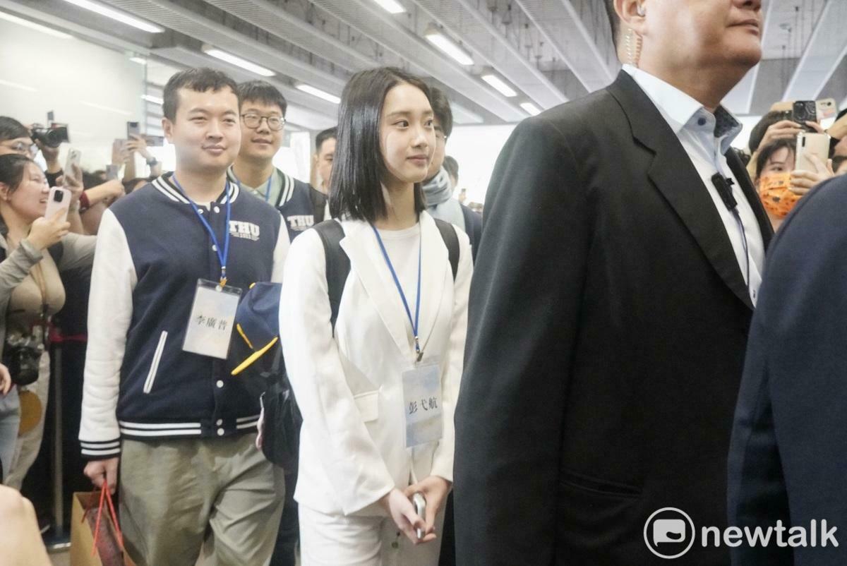 中國陸生訪問團今早訪問台大社科院，有人歡迎、有人抗議，呈現台灣多元開放的一面。 圖：張良一/攝