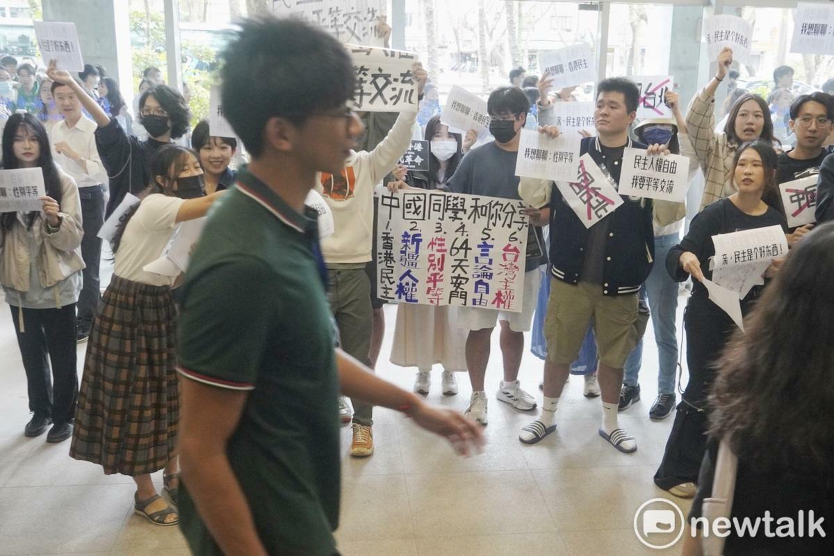 中國陸生訪問團訪問台大社科院，有人夾道歡迎、有人舉牌抗議嗆聲，呈現台灣多元開放的一面。 圖：張良一÷攝（資料照）