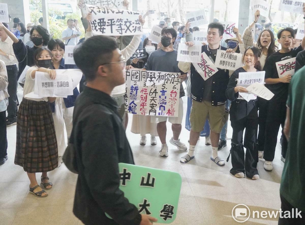中國學生訪問團遭台大學生舉牌抗議。 圖：張良一/攝