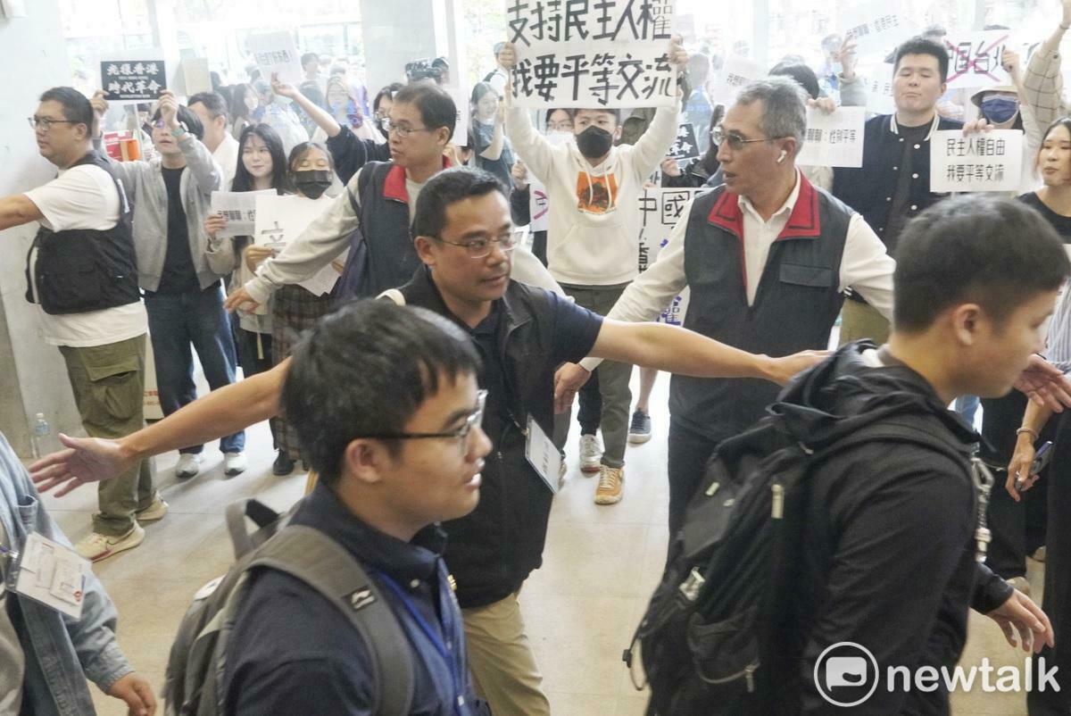 陸生訪問團今天訪問台灣大學社科院與淡水古蹟博物館都遇到抗議。 圖：張良一/攝