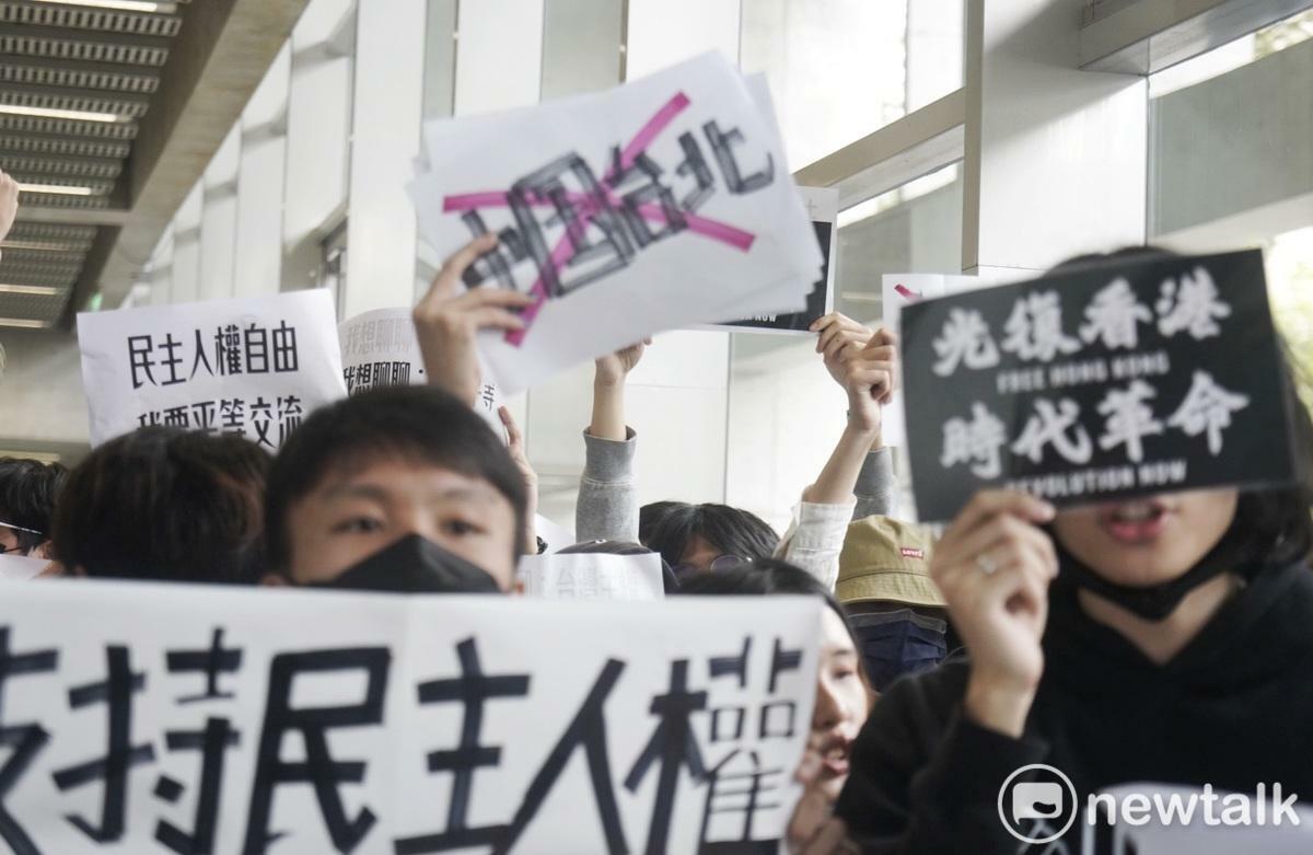 中國學生訪問團遭台大學生舉牌抗議。 圖：張良一／攝