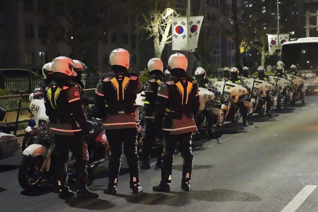 南韓總統尹錫悅於 3 日晚間宣布緊急戒嚴，大量軍警前往國會大廈，封鎖出入口並禁止國會議員、國會工作人員進入。 圖：達志影像/美聯社