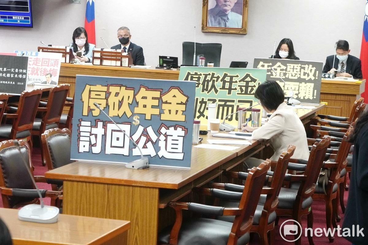 立法院司法及法制委員會今（5）天審查「公務人員退休資遣撫卹法」修正案，朝野立委將手舉牌放在委員席表達立場。 圖：張良一/攝（資料照）