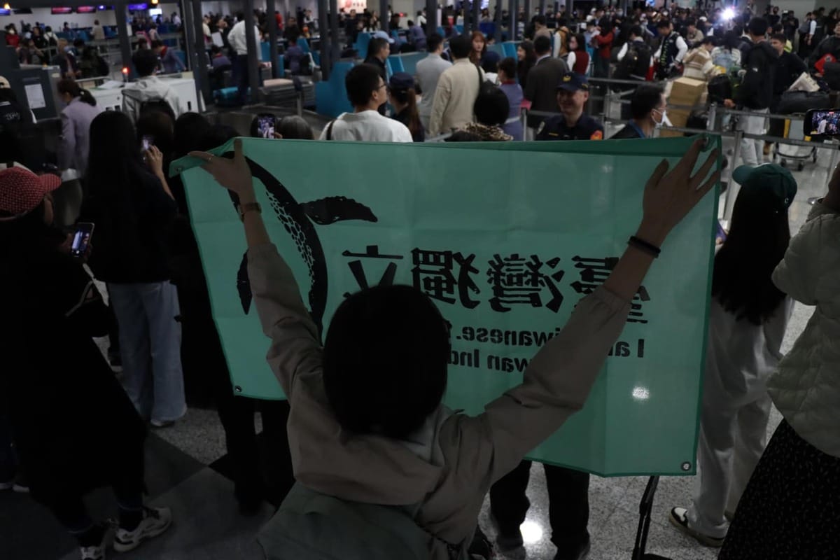 蕭旭岑今天歡送中國學生訪問團離台，民眾舉台灣獨立旗抗議。 圖：民眾提供