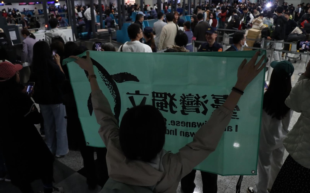 (影)中生團今日回家 驚見民眾機場高舉：Bye Bye！別再來
