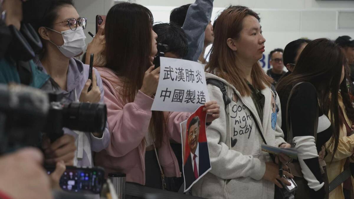 蕭旭岑今天送中國學生訪問團到桃園機場搭機離台，有民眾舉標語「武漢肺炎 中國製造」抗議。 圖：民眾提供