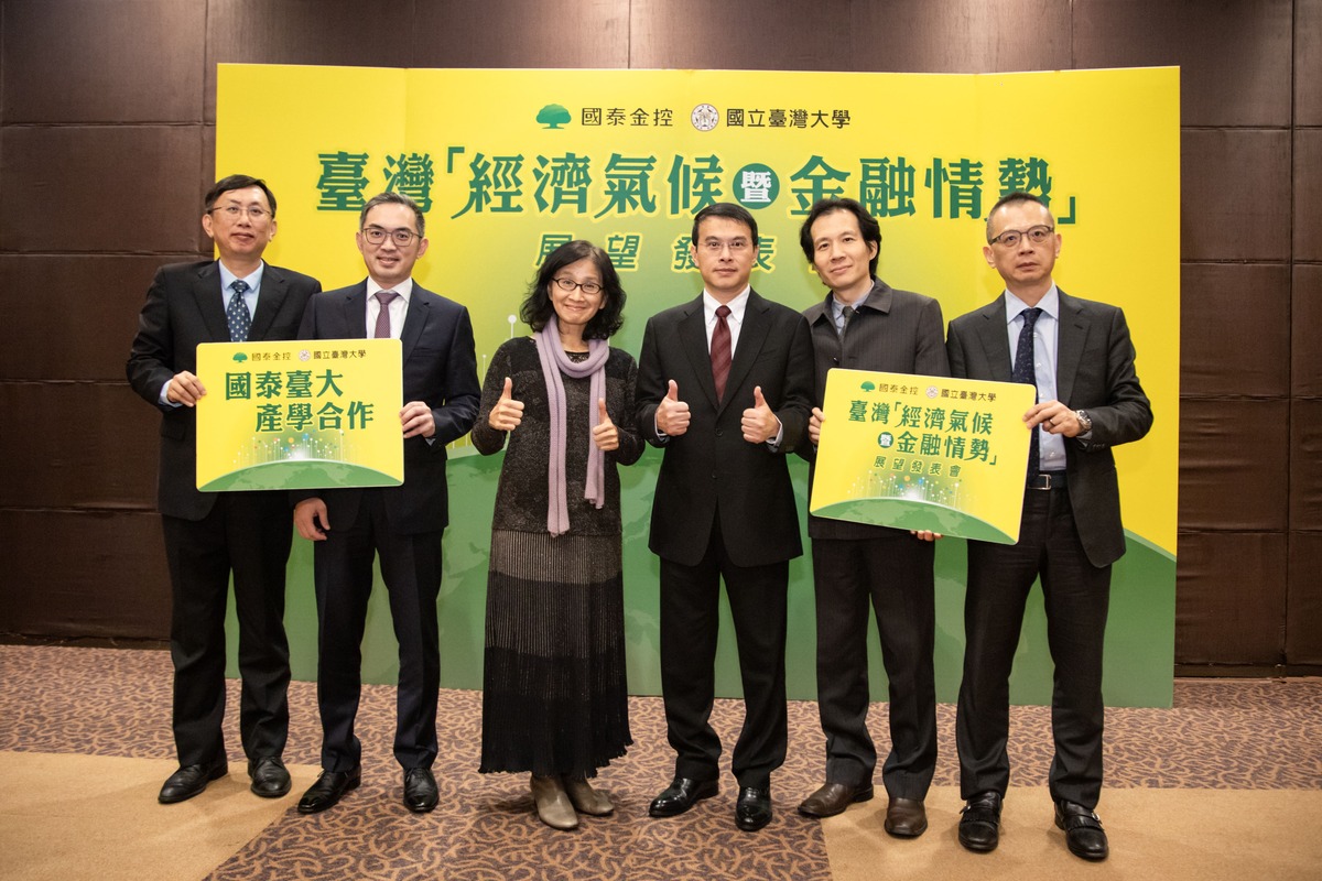 國泰台大產學合作計畫團隊今（11）日舉辦2024年第四季台灣「經濟氣候暨金融情勢」展望發表會。（左起依序為國泰台大產學合作計畫教授黃裕烈、國泰台大產學合作計畫教授何耕宇、國泰金控投資長程淑芬、國泰台大產學合作計畫教授徐之強、國泰台大產學合作計畫教授徐士勛及國泰金控協理陳欽奇） 圖：國泰金／提供