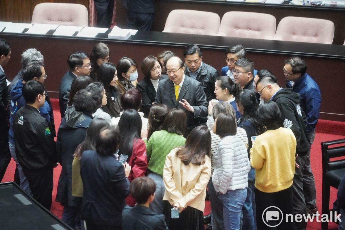 民進黨團總召柯建銘（中）召集黨團成員在議場內進行沙盤推演畫面。 圖：張良一/攝