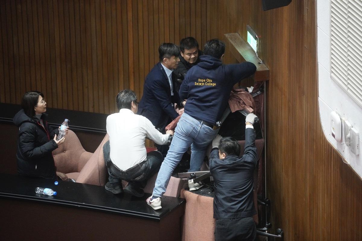 民進黨立委試圖將議場的大門堵住。 圖：張良一／攝